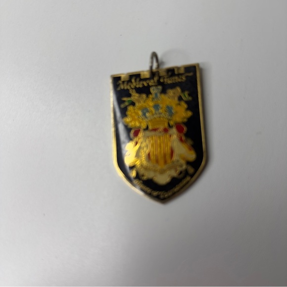 Medieval Times Crest Pendant Dinner & Tournament Keychain Enamel Gloss Gold VTG - Picture 14 of 15